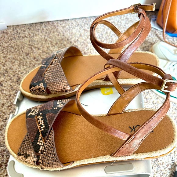 EUC Nordstrom Rack straps sandals- size 7.5 - Picture 3 of 6